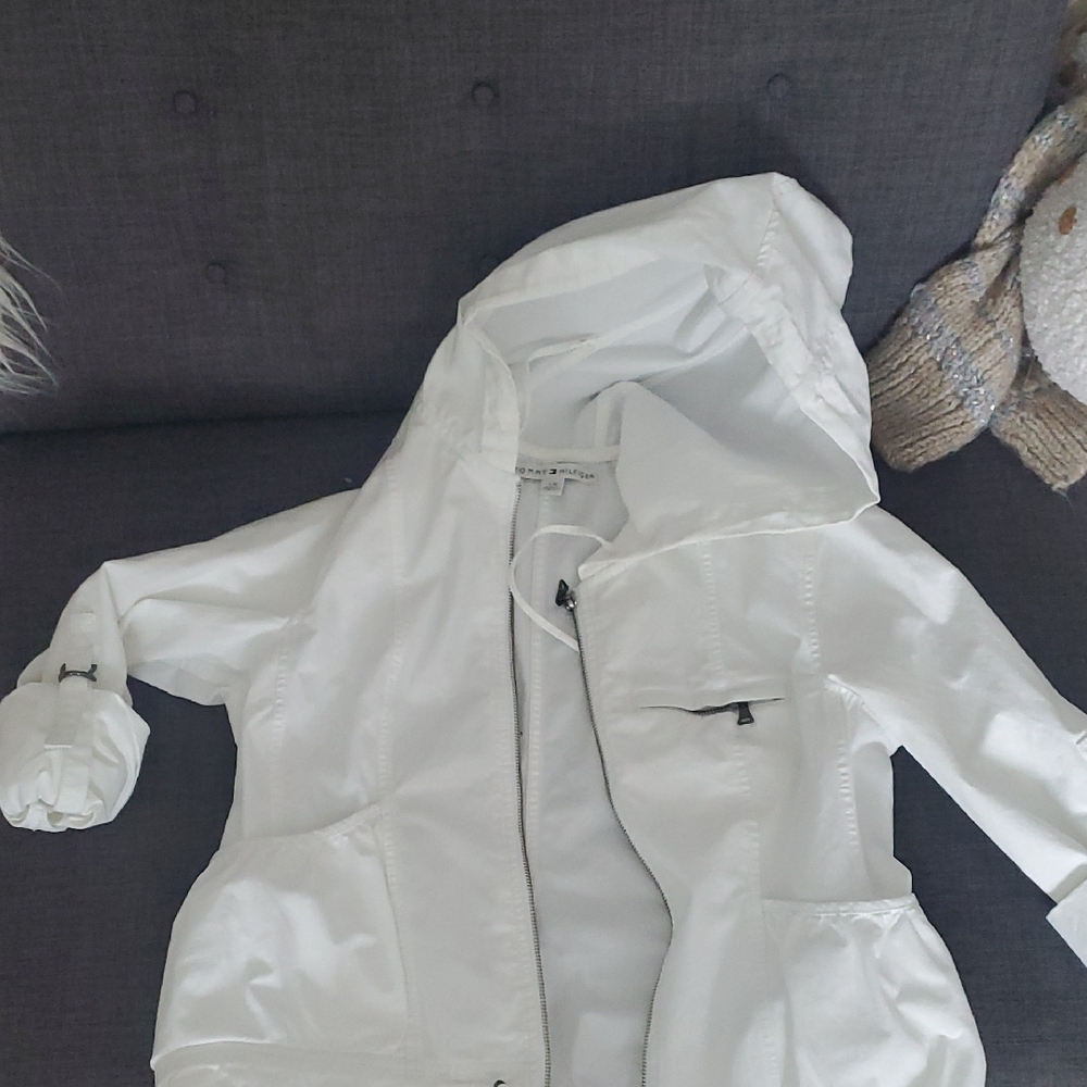 Cotton White Hooded Jacket front zip. Tommy Hilfiger. Size L two front pockets.